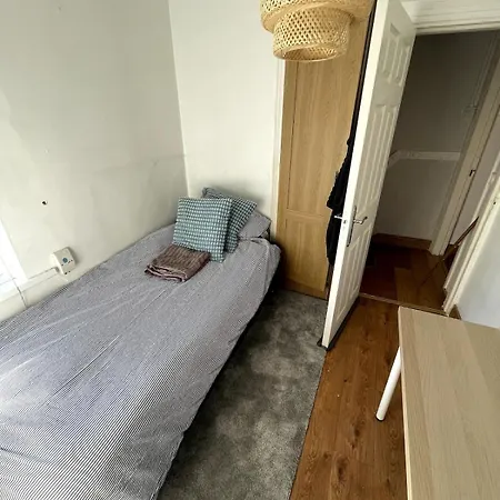 Cosy Townhouse In دبلن